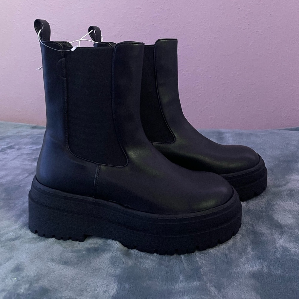 Good American Leather Chelsea Pull On Boot | Women’s Black Chelsea Boot | NWOB - Picture 3 of 12